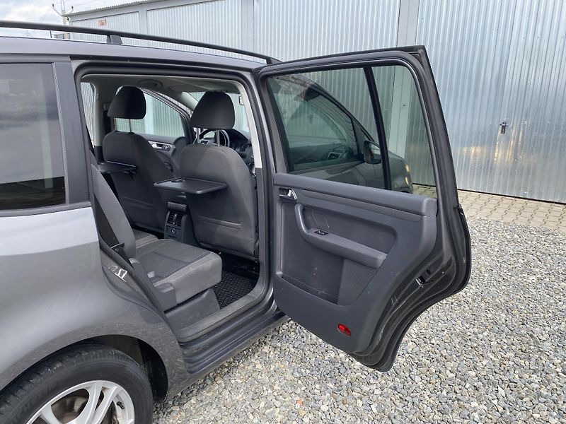 Volkswagen Touran 2.0TDi 140PS DSG TAŽNÉ - fotka 30 z 47