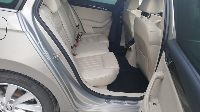 Škoda Superb 2.0TDI,LK,4X4volat-608 081 843 - fotka 19 z 21