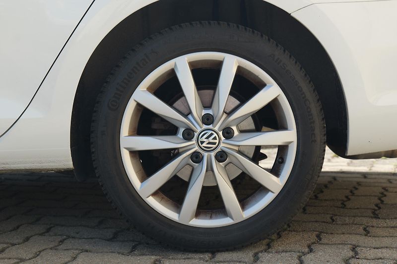 Volkswagen Golf 1.5 TSI DSG Highline LED ACC - fotka 9 z 29