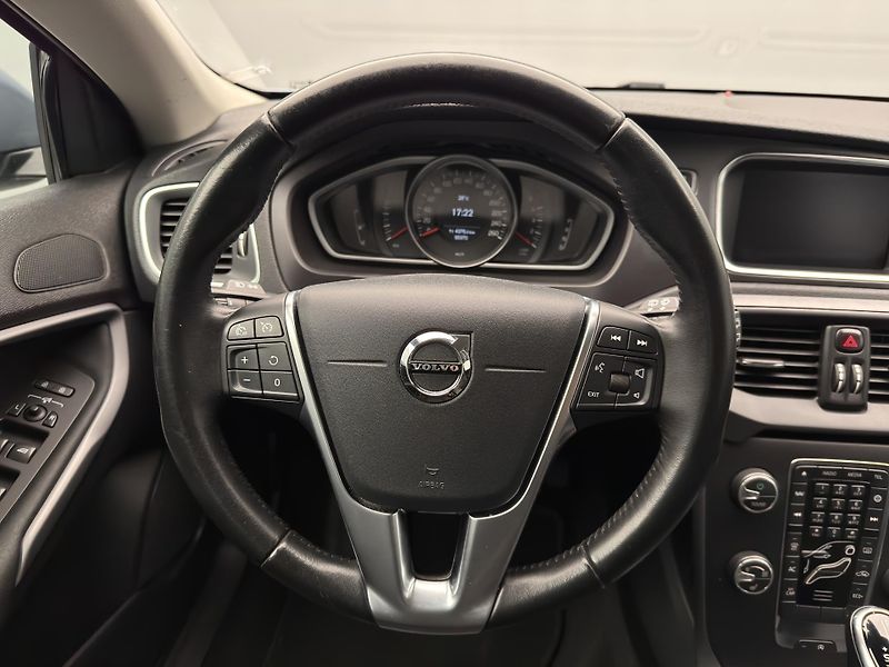 Volvo V40 T2 MOMENTUM AUT  - fotka 3 z 41
