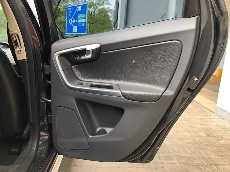 Volvo XC60 (2010) 2.4 D5 AWD - fotka 12 z 33