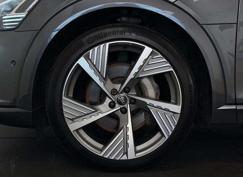 Audi Q8 e-tron 55 Q 360kam Kůže 4 zóny Pano - fotka 7 z 16