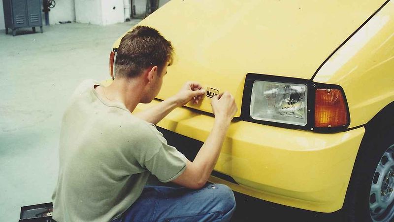 Tatra 603 před branou závodu Příbor