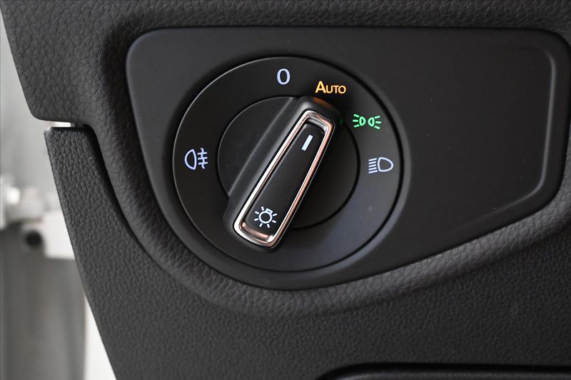 Volkswagen Touran 2,0 TDI 110kWTAŽNÉ LED Záruka - fotka 26 z 31