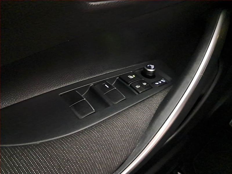 Toyota Corolla (2024) 1.5 VVT-i - fotka 15 z 16