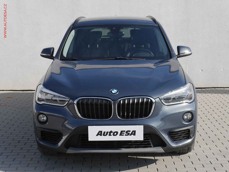BMW X1 (2017) 2.0D xDrive, 1.maj, AT, LED - fotka 2 z 18