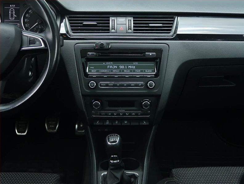 Škoda Rapid (2015) Spaceback 1.2 TSI, Tempomat - fotka 12 z 17