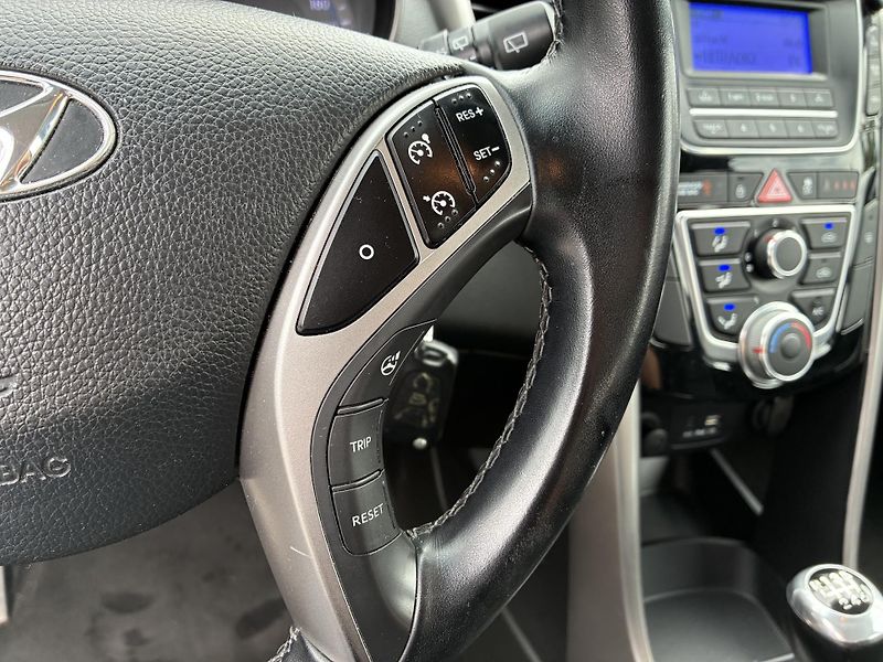 Hyundai i30 1,6i 99kW TAŽNÉ - fotka 14 z 25