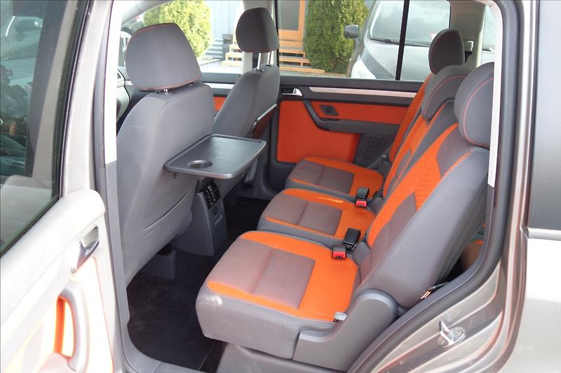 Volkswagen Touran 2,0 TDi,SERV.KN.,CROSS,7 MÍST. - fotka 16 z 32