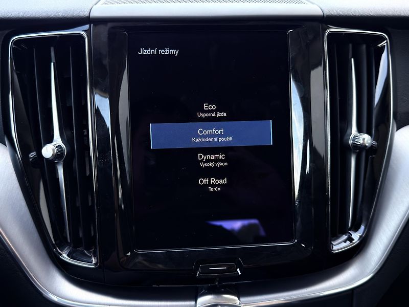 Volvo XC60 B4 AWD (nafta) // REZERVACE - fotka 28 z 47