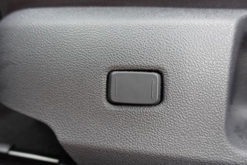 Toyota Corolla 1,8HSD GR Sport Dynamic - fotka 19 z 33