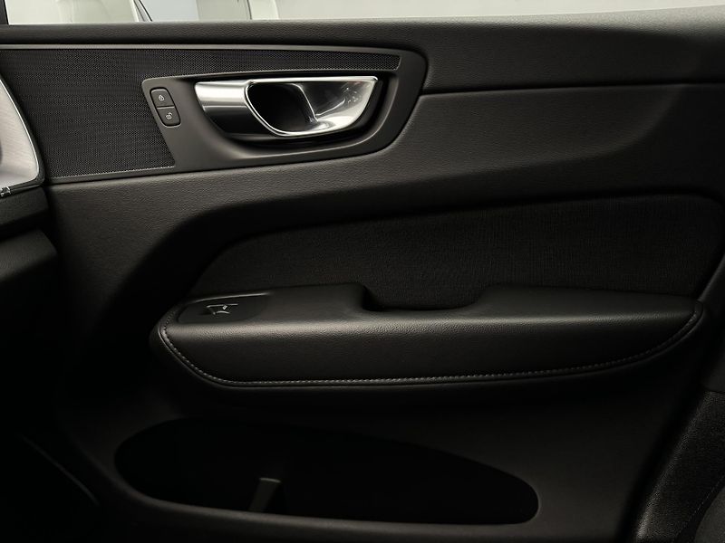 Volvo XC60 B4 AWD MOMENTUM AUT REZERVACE - fotka 26 z 45