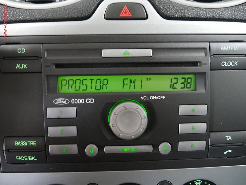Ford Focus (2006) 2.0 TDCi, AC, výhřev sed - fotka 14 z 17