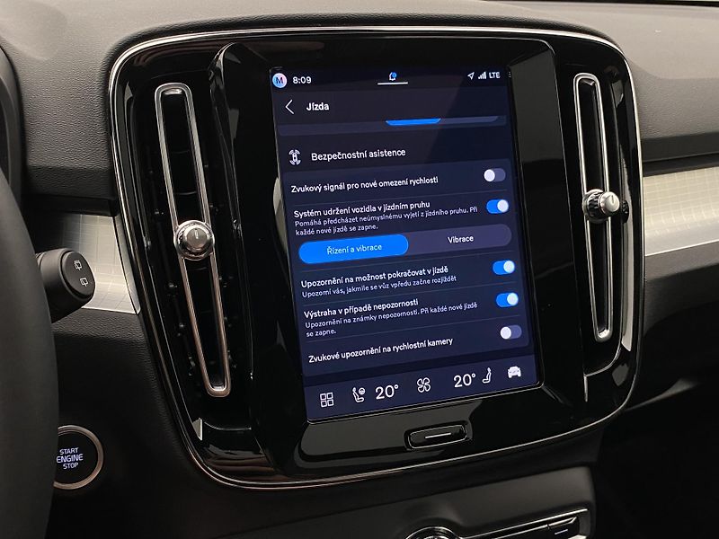 Volvo XC40 (2026) B3 AUT DARK PLUS - fotka 47 z 60