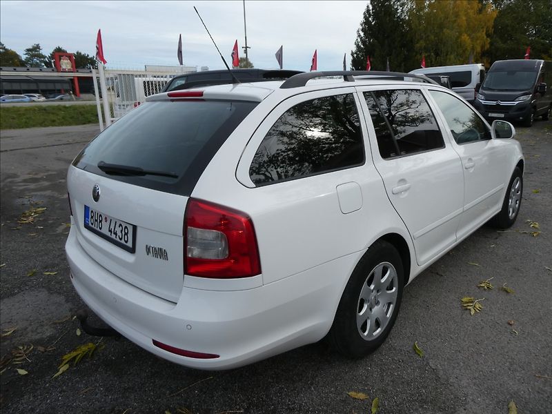 Škoda Octavia 1,6 TDi 77kW 2x kola, závěs - fotka 8 z 30