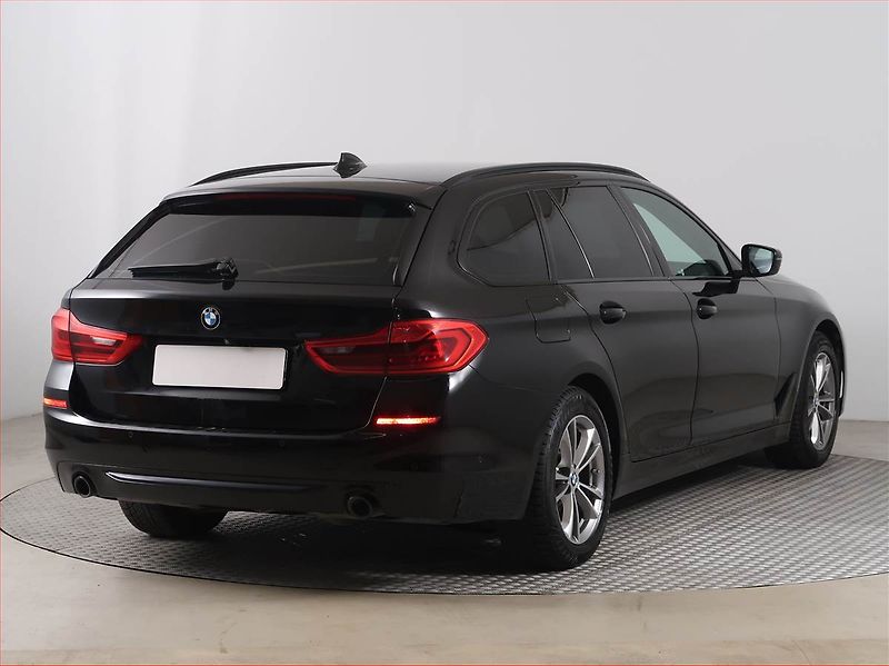 BMW Řada 5 (2019) 520d xDrive, 4X4, Automat - fotka 5 z 19