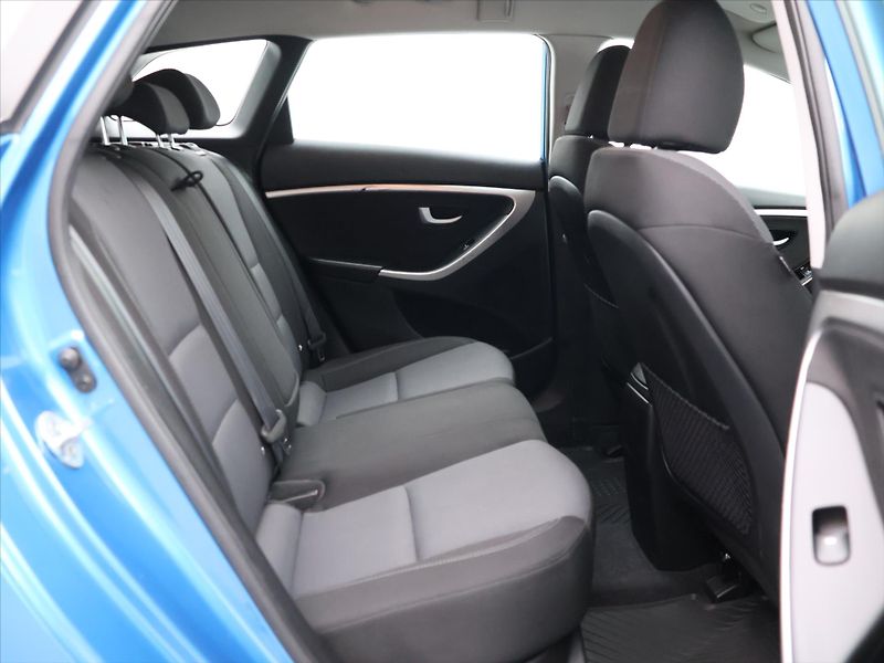 Hyundai i30 1,6 CRDi 81kW CZ Weekend - fotka 13 z 38