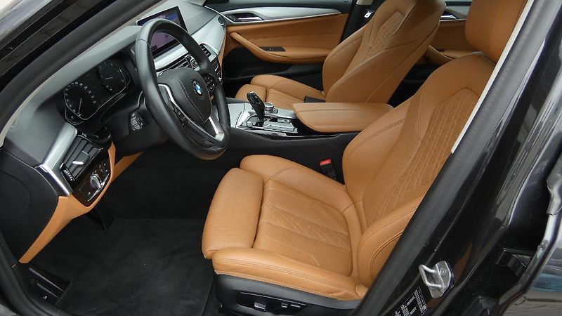BMW Řada 5 530d xDrive - fotka 19 z 25