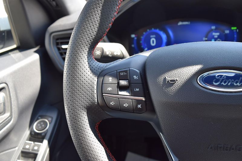 Ford Kuga (2022) 2.5 DURATEC PHEV 112kw e-CVT - fotka 39 z 50