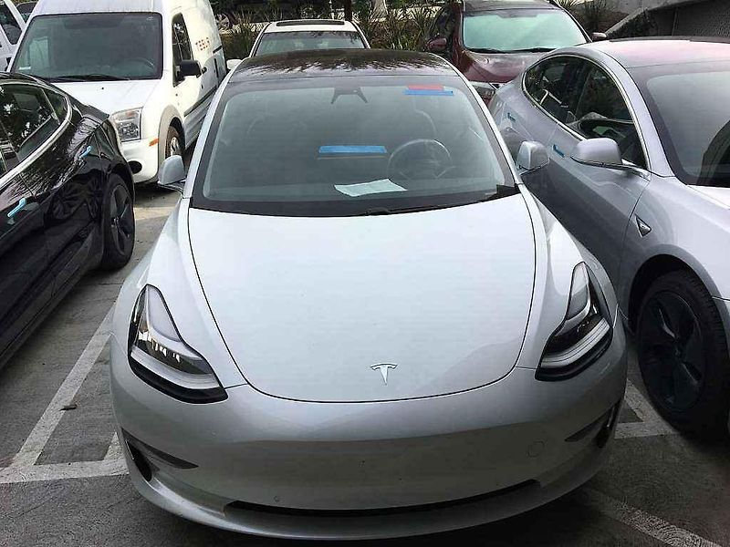 Parkoviště odložených elektromobilů Tesla.