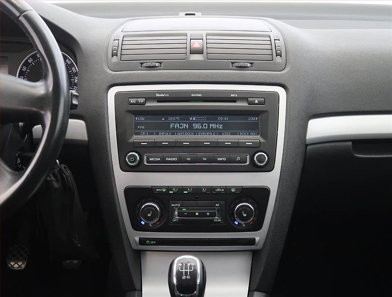 Škoda Octavia (2011) 1.6 TDI, Tempomat - fotka 12 z 18