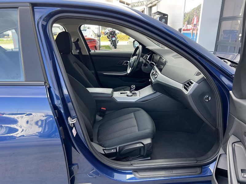 BMW Řada 3 318i A/T Model Advantage - fotka 9 z 26