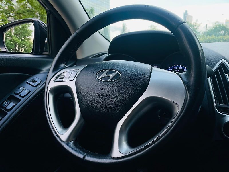 Hyundai ix35 2.0i MANUÁL VÝHŘEV TAŽNÉ - fotka 27 z 43