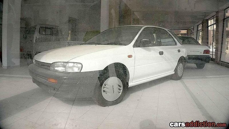 Vozy stojí uvnitř showroomu již přes 25 let.