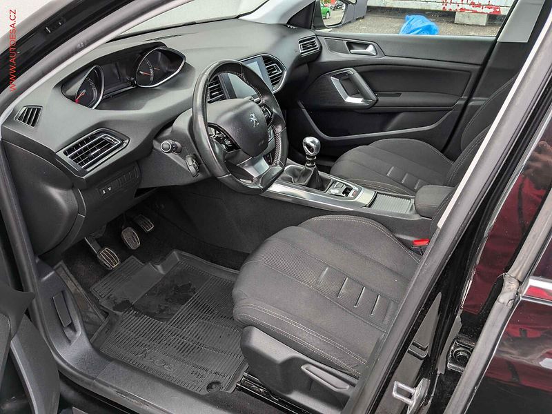 Peugeot 308 (2014) 1.2PT, LED, panor - fotka 9 z 17