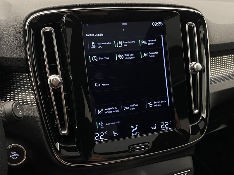 Volvo XC40 D4 AWD R-DESIGN AUT  - fotka 34 z 40