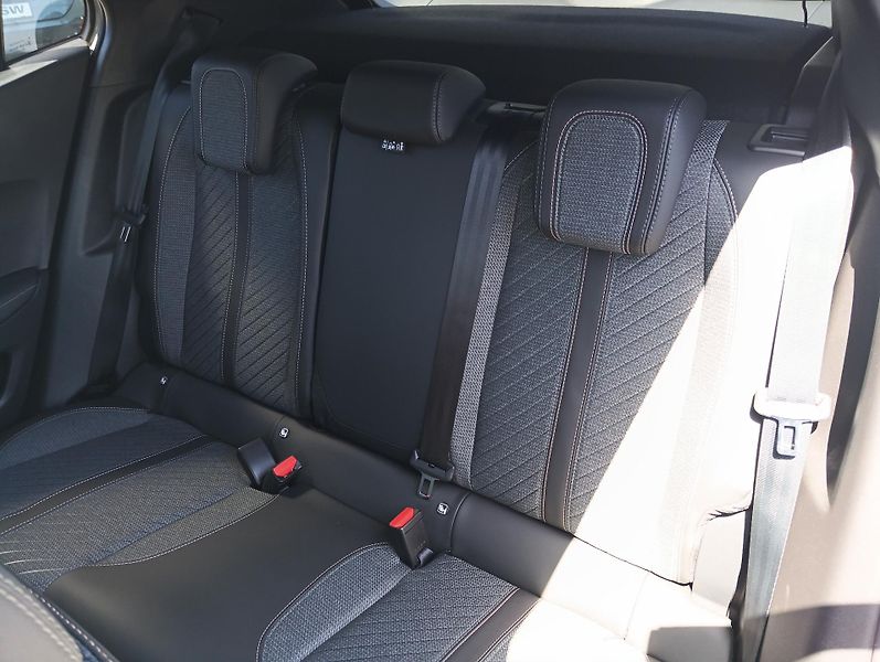 Peugeot 2008 (2026) ALLURE Hybrid 145 e-DCS6 - fotka 15 z 21