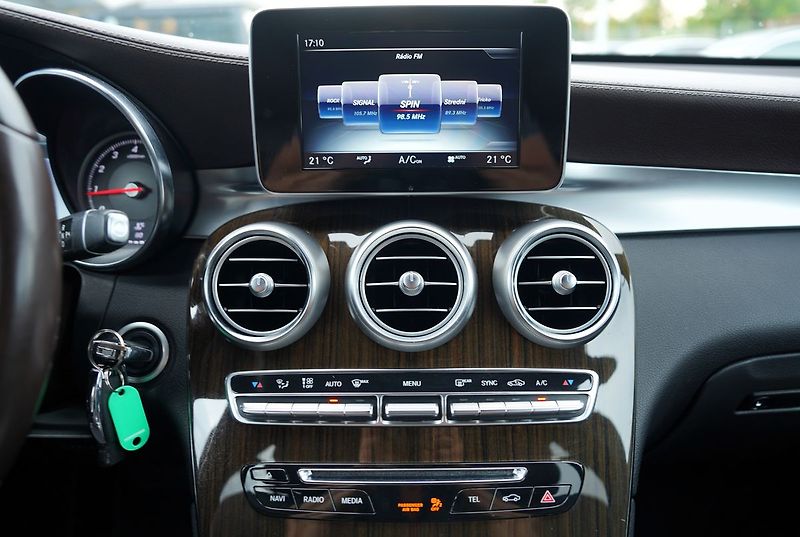 Mercedes-Benz GLC 250i 4Matic/kůže/Led/9AT/ČR - fotka 36 z 43