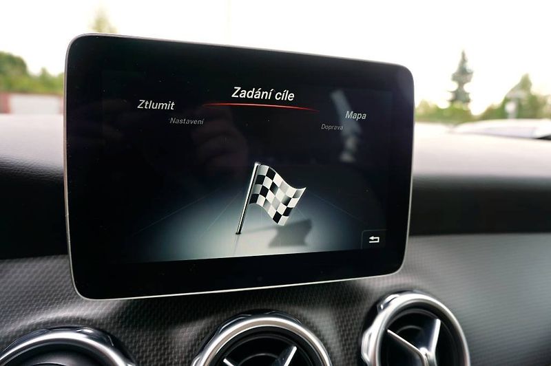 Mercedes-Benz GLA (2018) 2,0 220 135 kW - fotka 40 z 60