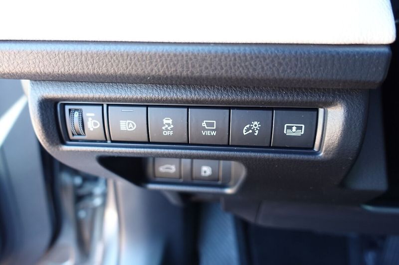 Toyota Camry 2,5 HEV Executive - fotka 20 z 36