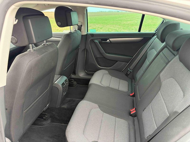 Volkswagen Passat (2012) 2.0 /103kW - fotka 11 z 15