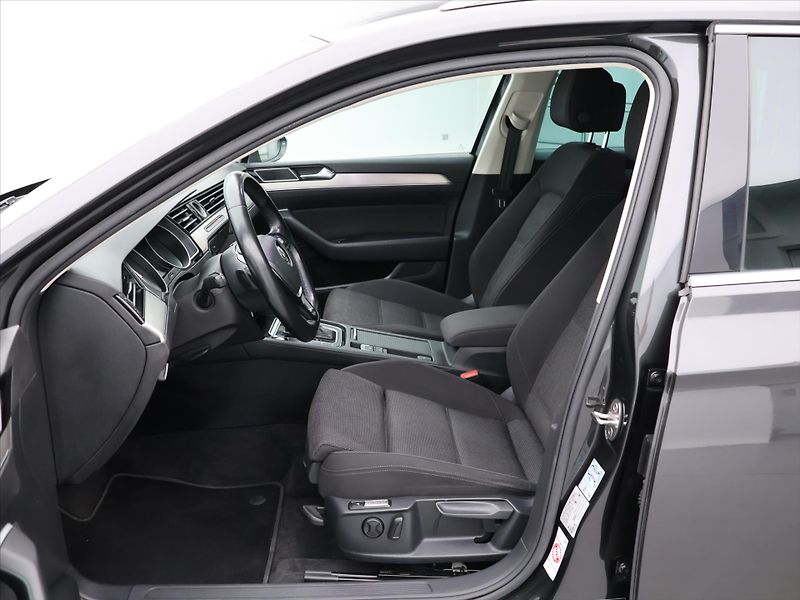 Volkswagen Passat 2,0 TDI 110kW DSG LED 1.Maj - fotka 12 z 31