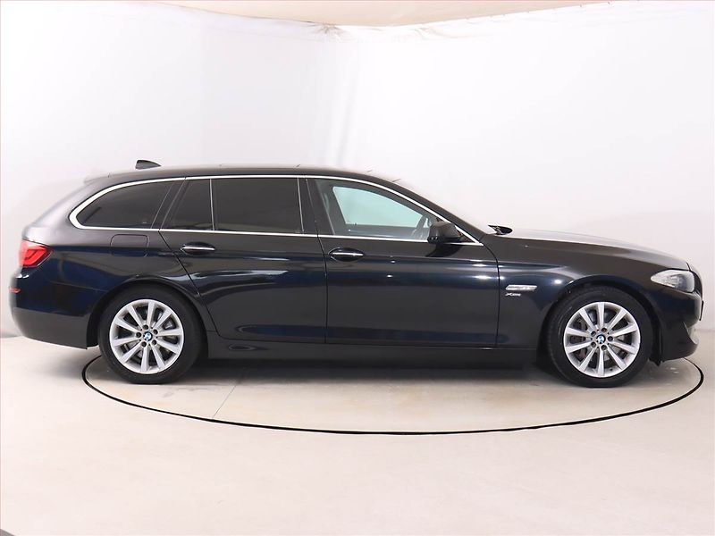 BMW Řada 5 (2013) 530d xDrive, 4X4, Automat - fotka 6 z 23