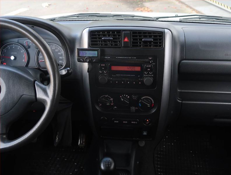 Suzuki Jimny (2012) 1.3 16V, 4X4 - fotka 12 z 17