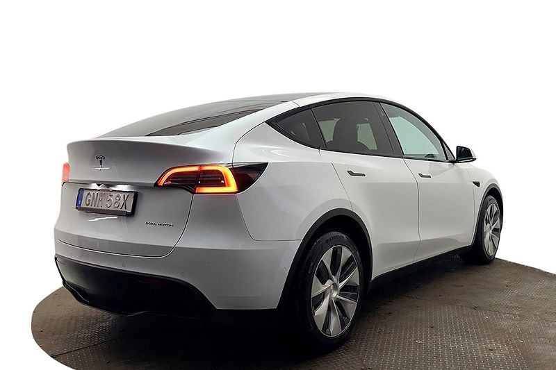 Tesla Model Y Long Range AWD - fotka 6 z 31