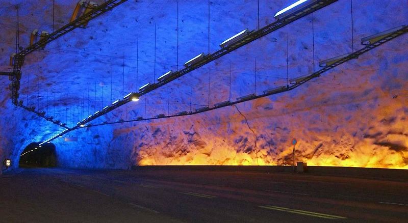 Tunel Laerdal v Norsku je s 24,5 kilometry nejdelší silniční tunel na světě. Spojuje města Aurlandsvangen v obci Aurland a Laerdalsoyri v obci Laerdal.