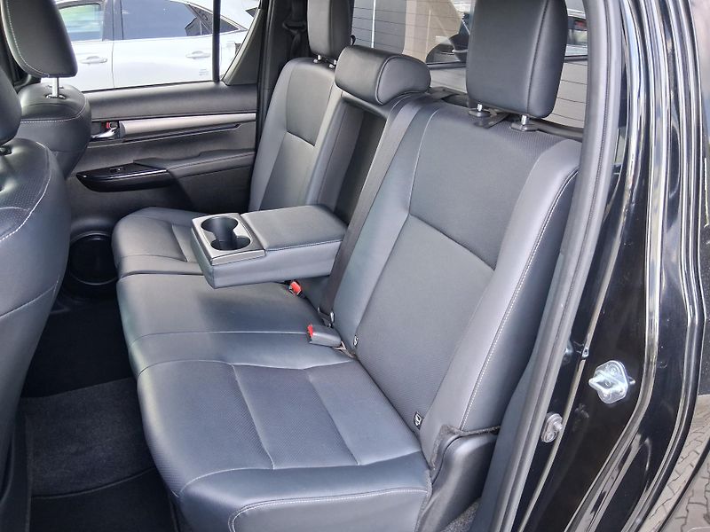 Toyota Hilux INVICTIBLE 2.8 D-4D 4x4 150kW - fotka 5 z 33