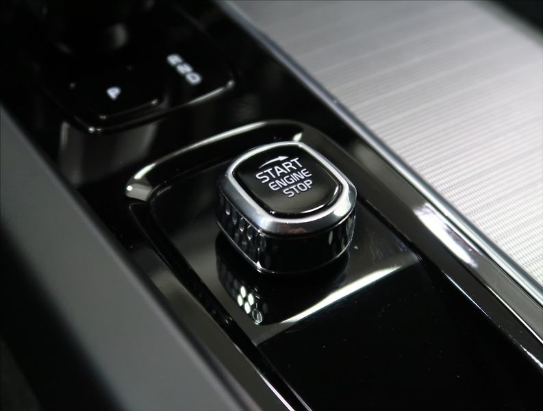 Volvo XC60 2,0 B4 AWD PLUS DARK 1. MAJ ČR - fotka 36 z 55