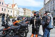 Třeboňské Masarykovo náměstí bylo motorkami doslova našlapané. Stovkám strojů požehnal tamní kaplan Jiří Kalaš.