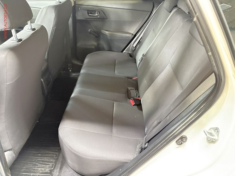 Toyota Auris (2015) 1.6i, ČR, autoAC - fotka 10 z 14