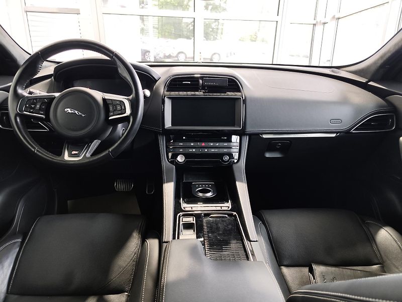 Jaguar F-Pace (2018) 3.0d 221kW S 4x4 AT - fotka 10 z 28