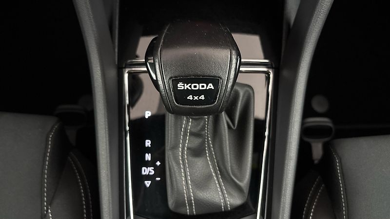 Škoda Karoq 2.0 TDI DSG 4x4 Sportline Excl - fotka 25 z 32