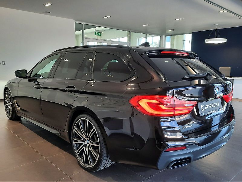 BMW Řada 5 (2020) M550d xDrive Touring - fotka 4 z 15