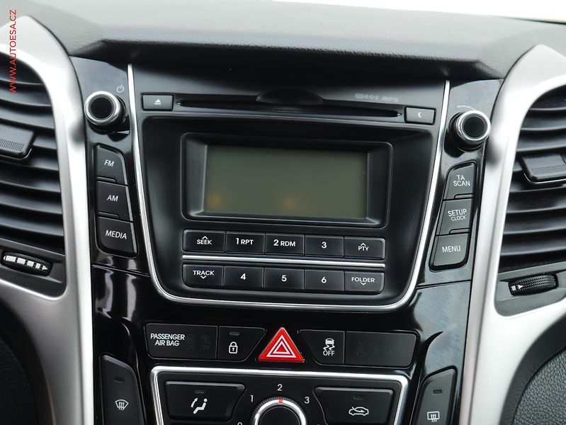 Hyundai i30 (2012) 1.4 i, ČR, AC - fotka 12 z 16