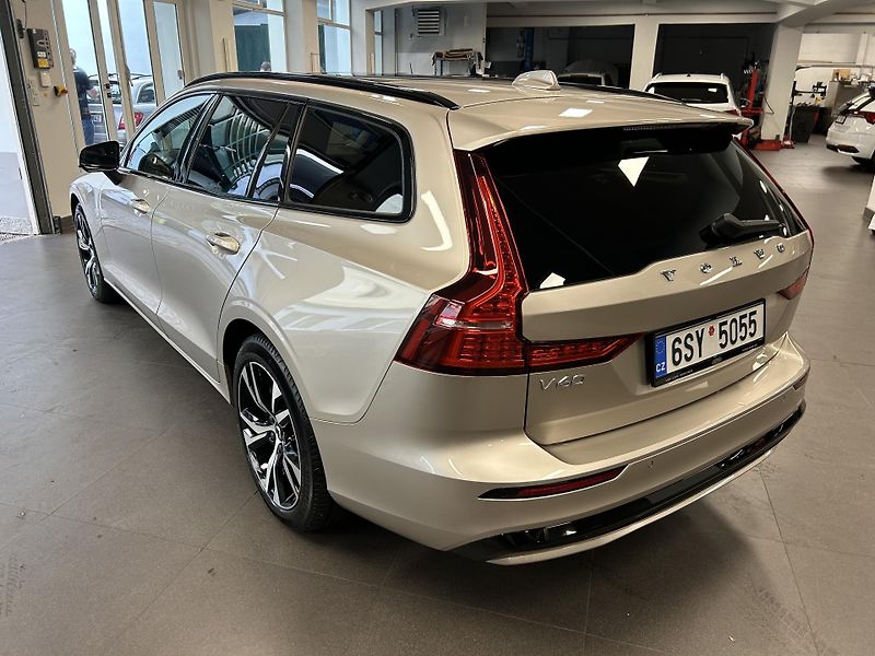 Volvo V60 (2025) ULTRA DARK DCT LED Panora HUD - fotka 3 z 43
