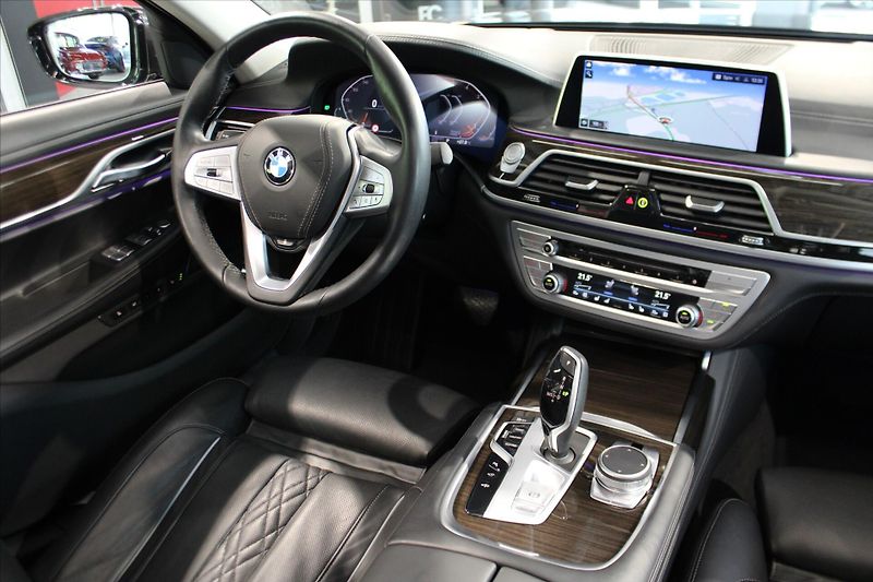 BMW Řada 7 740d xDrive Masáž/NezTop/360°/ - fotka 15 z 37